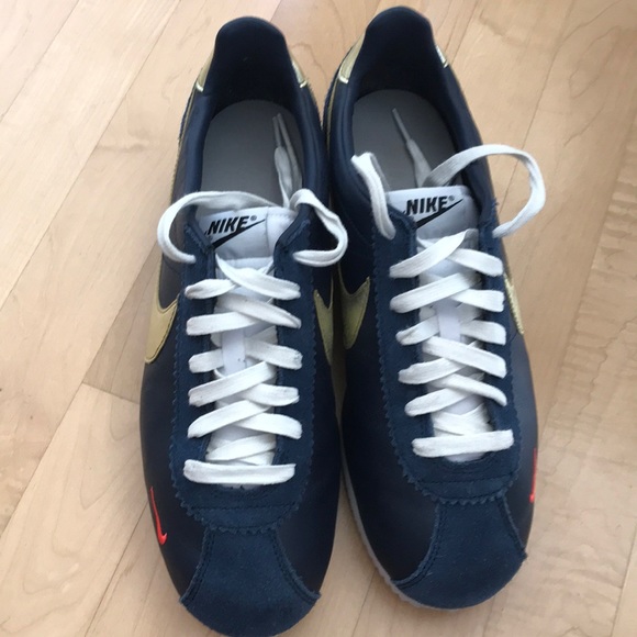 Barely worn nikes!!! - Picture 2 of 4